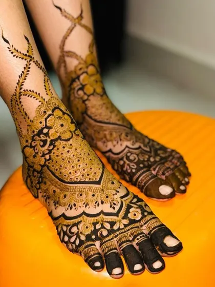 Here are more examples of my bridal foot mehendi. I can create matching designs for both feet or unique, complementary patterns, all tailored to your preference for your wedding day.