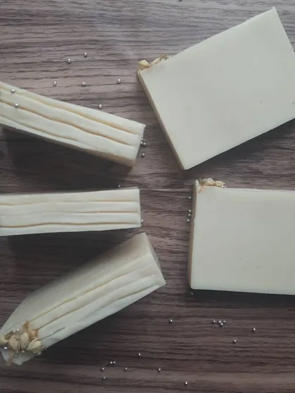 Here you can see the side profile and smooth back of the Ice Apple soap bars. The clean, elegant design makes it a beautiful gift.