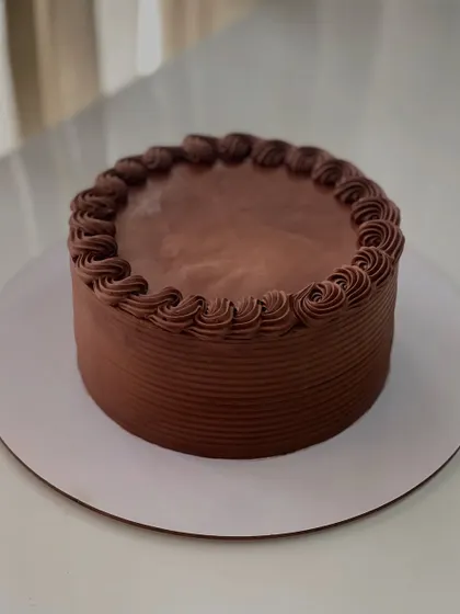 A simple yet elegant chocolate cake with a ribbed finish and piped border.
