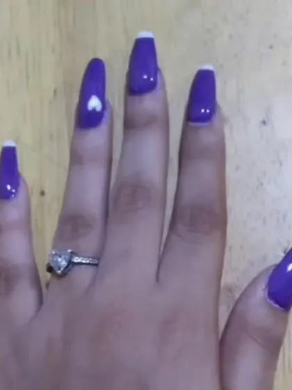 A bold and beautiful purple set with a modern French tip. The coffin shape and the tiny heart accent on the ring finger make this a fun and stylish choice.