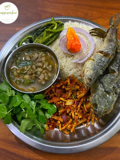 A simple yet satisfying meal of fried whole fish (nga ataoba), chawai kangsoi (a bean stew), yongchak singju, and other traditional sides.