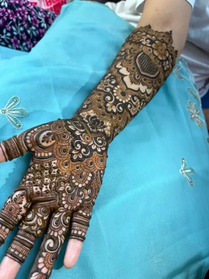This is the kind of intricate, full-hand design I love to create for those extra special occasions. Every detail, from the delicate lines on the fingers to the full coverage on the palm, is drawn with care to give you a truly stunning result.