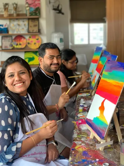 Look at these smiles. A couple enjoying our sip and paint workshop, creating their own colorful masterpieces side-by-side. It’s the perfect activity for a fun and different kind of hangout.