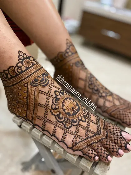 A simple and clean bridal foot design. The central lotus mandala and the criss-cross pattern create a look that is elegant and not overly heavy, perfect for any bridal occasion.