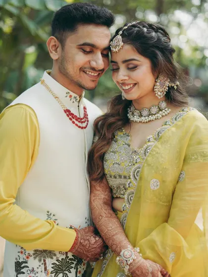 A close-up from Tanisha's beautiful Haldi ceremony in Raipur. For this look, we focused on glowing skin, soft smoky eyes, and a warm nude lip that complemented her yellow lehenga. It’s all about creating a fresh and celebratory look for daytime events.