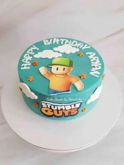 A fun cake based on the online game "Stumble Guys." This is a great choice for a gamer's birthday party.