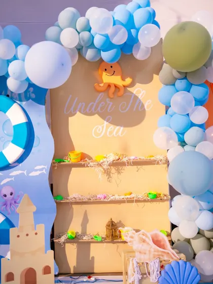 It's the small details that make a theme complete. This 'Under the Sea' display shelf featured sand, shells, and sea creatures to enhance the oceanic atmosphere.