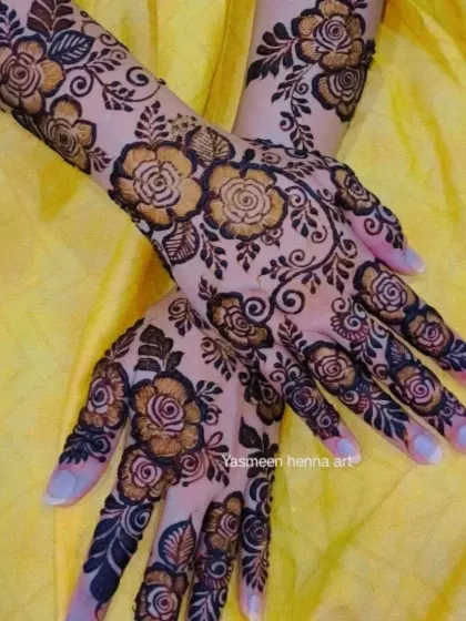 A lovely floral design that is both simple and intricate, perfect for bridesmaids or festival-goers.