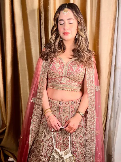 A full view of this "no makeup" makeup look, perfect for a guest who prefers a more natural style.