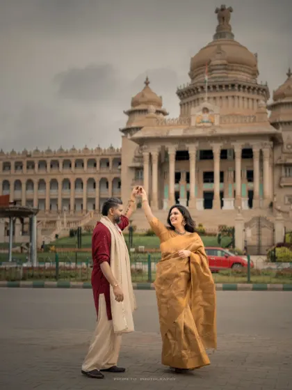 A graceful dance against an architectural backdrop. This pre-wedding photo combines elegance, movement, and a sense of place.