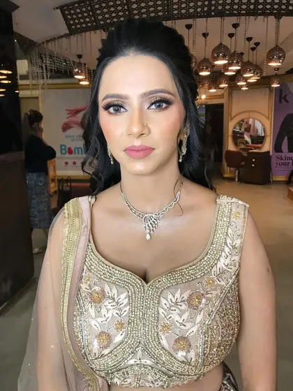 This engagement makeup focuses on beautifully defined eyes and a flawless matte base, ensuring the look stays perfect throughout the event.