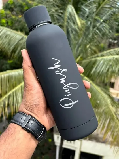 My Hot & Cold Solid Flask in classic black, personalized with a name. This 500ml stainless steel bottle keeps drinks at the desired temperature for up to 8 hours.