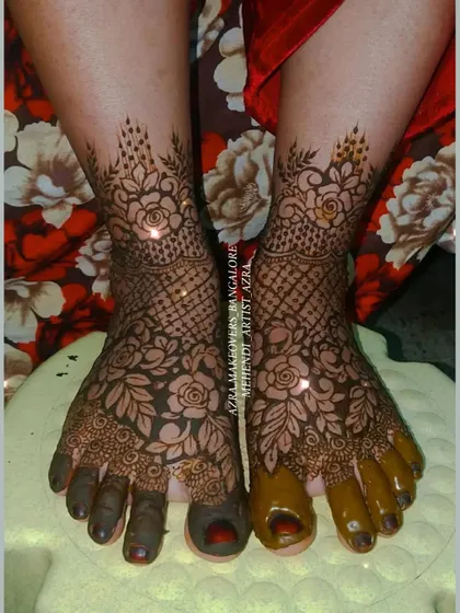 A beautiful floral foot design with a net pattern, perfect for completing the bridal look.
