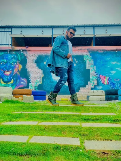 Stay loyal behind my back. A moment of reflection against some cool Bangalore street art. 💫