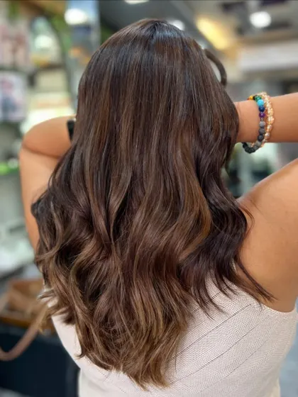 You can have your caramel and wear it too. This look features beautiful caramel highlights on a wavy brown base.