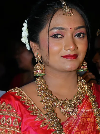 A close-up of the bride's necklace and jhumkas. The antique finish gives a rich, heritage feel to the entire look.