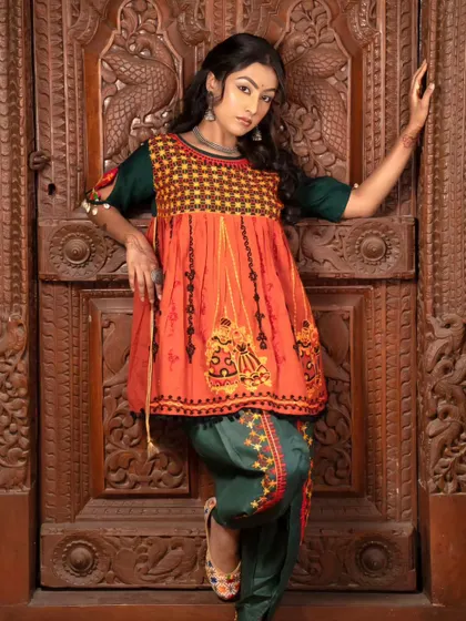 An elegant Navratri look featuring a subtle smokey eye and defined features. This makeup style is perfect for garba nights, providing a festive feel that lasts all evening.