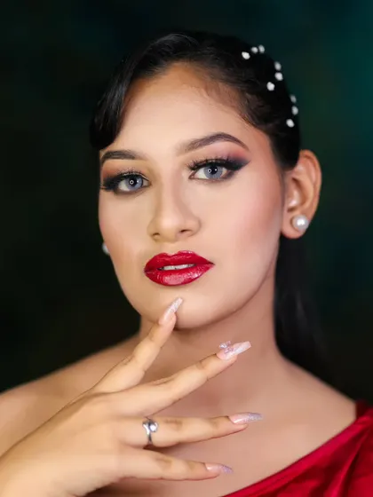 Another stunning close-up of the classic glamour look, demonstrating consistency and skill.