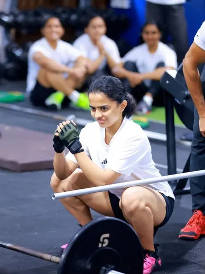 Quality coaching is about attention to detail. Here, I'm breaking down the mechanics of a lift for an athlete during a competition. My focus is on ensuring you move safely and efficiently, building a solid foundation for long-term progress.