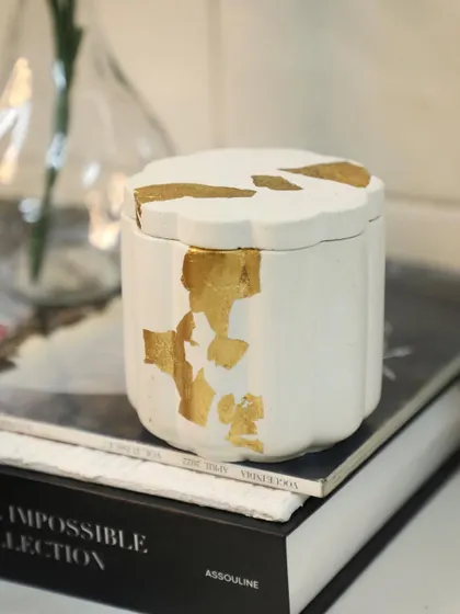 Unwind and relax with the enchanting aroma of our candles. The white and gold Daisy Jar is a timeless classic.