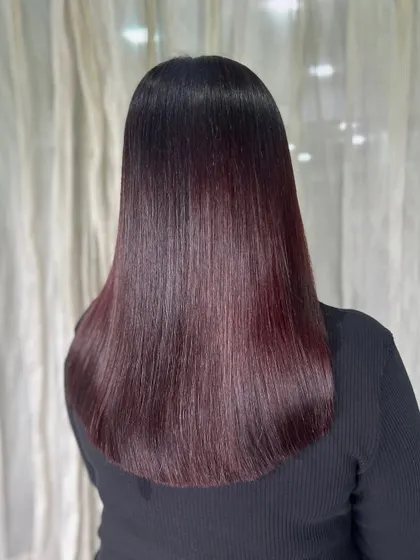 The back view of this mysterious moonlight burgundy. The color is deep and even, with an incredible glass-like shine.