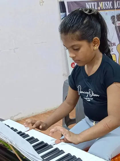 We feel proud seeing our students learning with so much dedication. This young pianist is focused on her practice during a class in our Virar branch.