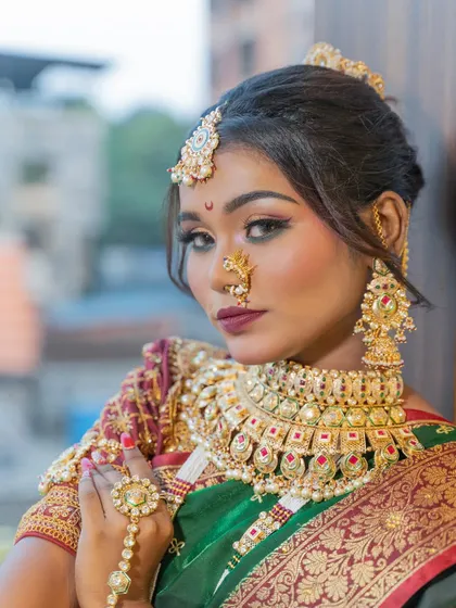 This is a classic Maharashtrian bridal look, complete with the traditional nath and chandrakor bindi. I focus on creating authentic looks that respect cultural details while ensuring the makeup feels comfortable and looks stunning in photos.