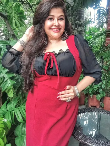 A closer look at my red and black layered outfit. The slimming cut of the dress and the flowing chiffon top create a look that is both stylish and comfortable, perfect for any season.