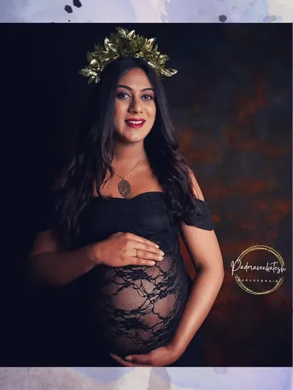 For this indoor maternity shoot, I went for a slightly more glamorous look with a bold lip and defined eyes. The goal was to make her feel like a queen, celebrating her body and the new life she is creating.