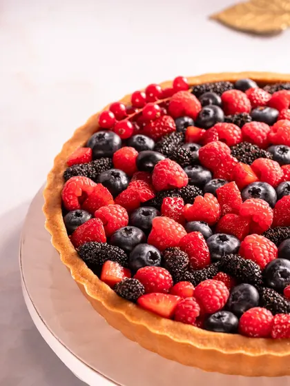 A close-up of my beloved Berry Tart. The combination of juicy berries, rich chocolate, and that golden, buttery crust makes this a crowd favorite that you’ll crave again and again.