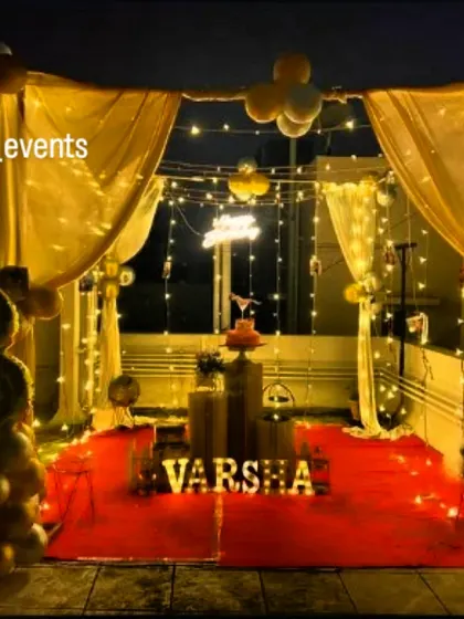 We transform open spaces into romantic retreats. This terrace decoration for an 18th birthday features a beautiful canopy made of sheer golden drapes and fairy lights, creating a warm and intimate setting under the stars.