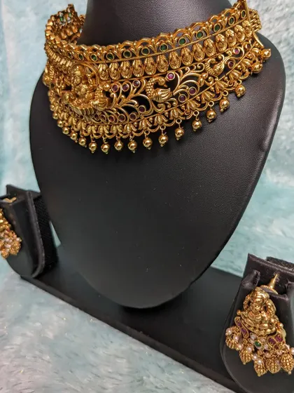 A beautifully detailed antique choker with peacock and floral motifs. This piece is versatile enough for an engagement, a reception, or a Muhurtham ceremony.