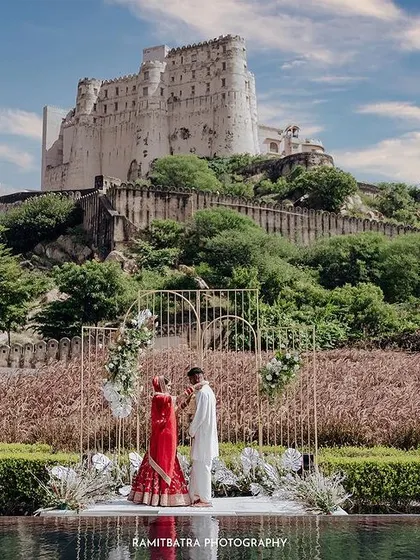 The majestic Alila Fort Bishangarh provides a stunning, dramatic backdrop for the couple's Varmala ceremony.