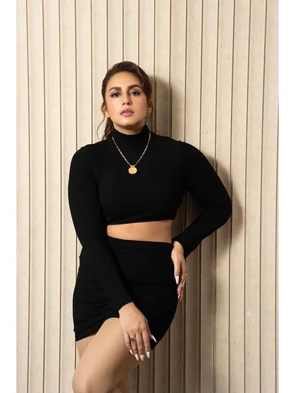 A sleek and sexy look for Huma Qureshi. This black long-sleeved crop top and mini skirt set from Superdown is a modern classic.