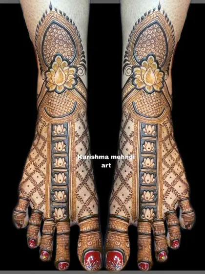 This elegant feet design features lotus motifs arranged in a symmetrical pattern. The clean lines and intricate check-board pattern create a look that is both traditional and sophisticated.