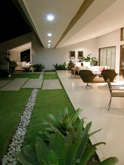 For this outdoor lawn, I used stepping stones and a river of white pebbles to create a beautiful and functional path. It's a classic landscaping technique that adds elegance and guides you through the garden.