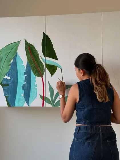 Adding details to the leaves on the crockery unit. Each leaf has its own unique shading and pattern to create a realistic and lush jungle feel.