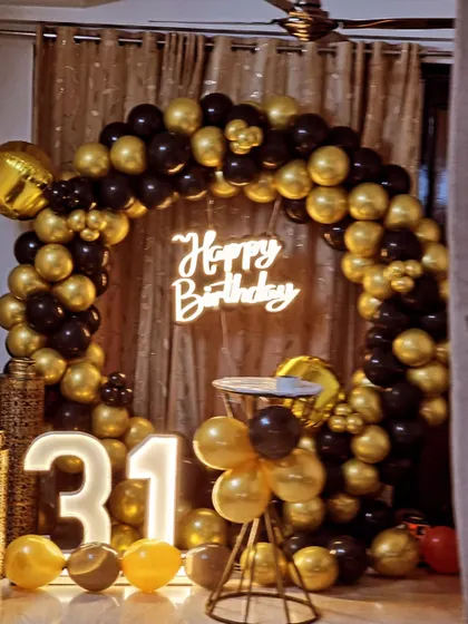 A classic black and gold balloon ring for a 31st birthday, complete with a neon sign and light-up numbers.