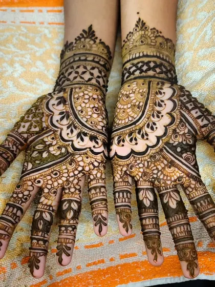 A beautiful design with intricate patterns and scalloped edges. The details are simply stunning.