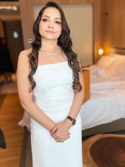 This look is all about understated elegance for a corporate event. I styled my client with soft, flowing waves and a luminous makeup look that highlights her features. The result is a sophisticated style suitable for any professional evening function.