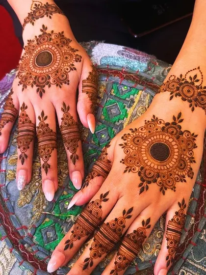 This beautiful mandala design is perfect for someone who wants an elegant but not overly heavy pattern. The intricate details are focused on the center of the hand, with simple patterns on the fingers.