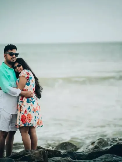 An embrace against the backdrop of the sea. Our beach pre-wedding shoots are perfect for capturing relaxed and romantic moments with the ocean breeze.