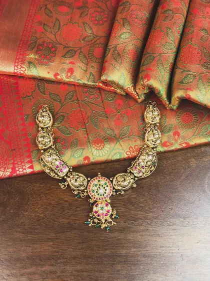 A short temple necklace with a beautiful pendant. This piece is perfect for a simple, elegant look.