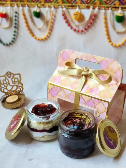 My cake jar duo is a popular choice for gifting. This set includes two different flavours of your choice, layered with moist cake, creamy frosting, and delicious fillings, all packed in a festive gift box.