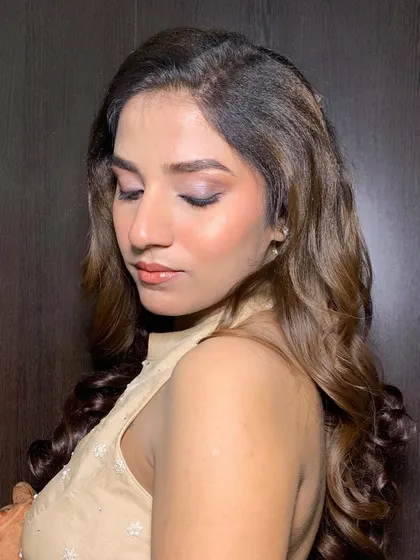 A side profile showcasing the soft waves and how they fall naturally. This is a great option for a pre-wedding photoshoot or a daytime event.