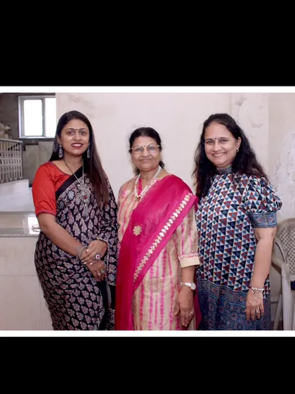 Thanking the organizers from the Shree Nari Utkarsh Samiti for arranging the mehendi classes. It takes a team to create these opportunities for the community.