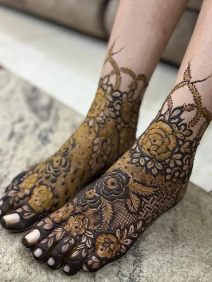 Here are more examples of my bridal foot mehendi. I can create matching designs for both feet or unique, complementary patterns, all tailored to your preference for your wedding day.