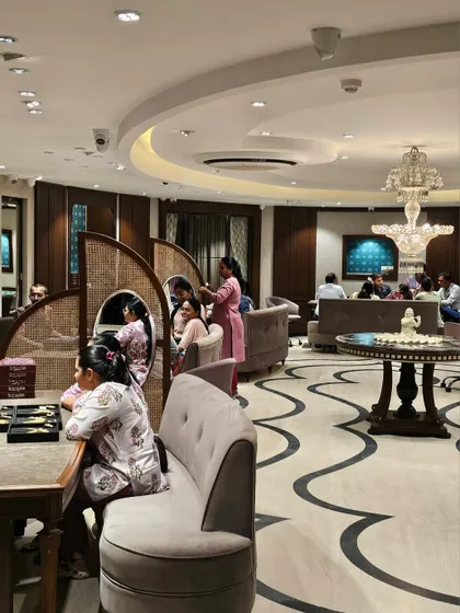 Inside KR Sons, the design responds to the cultural mode of jewellery shopping, which is often communal and conversational. The layout is divided into subtle silos using framed cane partitions, allowing families to have considered discussions with a blend of privacy and openness.