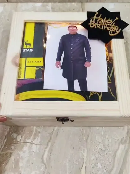 A close-up of the lid of the wooden birthday box. You can add a photo of your loved one right on top, making the gift personal from the very first look.