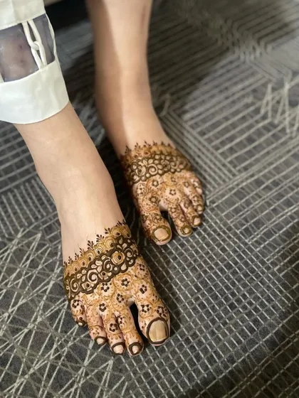 A clear, top-down view of the simple and elegant feet mehendi.